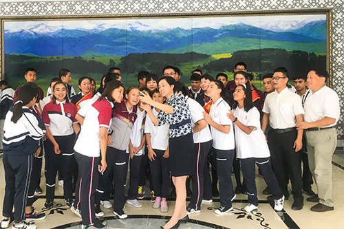 10寸1 下2018年9月16日 看望紫云中学的新疆孩子并和他们分享自己的收获.jpg