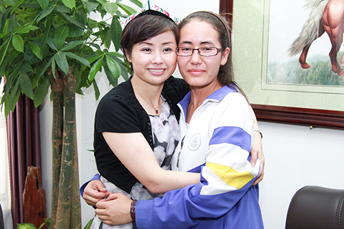 2012 张秀燕与迪丽胡玛尔结亲.jpg